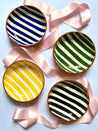 Blå Casa Cubista Bold Stripe blå, grøn, gul, sort medium skåle på lyserødt silkebånd