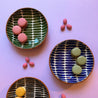 Casa Cubista Dash skåle i grøn, blå og sort med macarons lilla baggrund