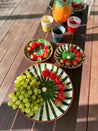Opdækket havebord med Casa Cubista Dash og Ray skåle, rød, gul og grøn Grespresso kopper og appelsinkande og kålskåle