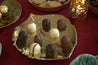 Costa Nova Riviera guld hortensiatallerken med chokolader på julesnackbord