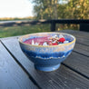 Blå Costa Nova Latte bowl med smoothie på sort bord på terasse