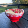 Rød Costa Nova Latte bowl med smoothie på sort bord på terasse