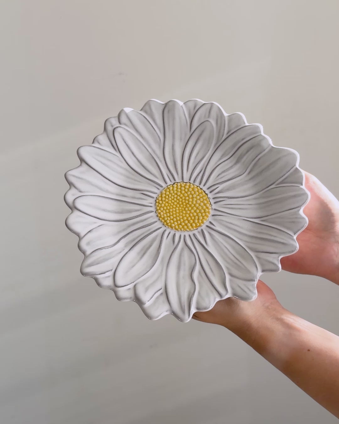 Bordallo Pinheiro Maria Flor Daisy lille hvidt fad eller tallerken - håndlavet keramik fra Portugal