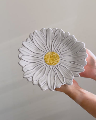 Bordallo Pinheiro Maria Flor Daisy lille hvidt fad eller tallerken - håndlavet keramik fra Portugal