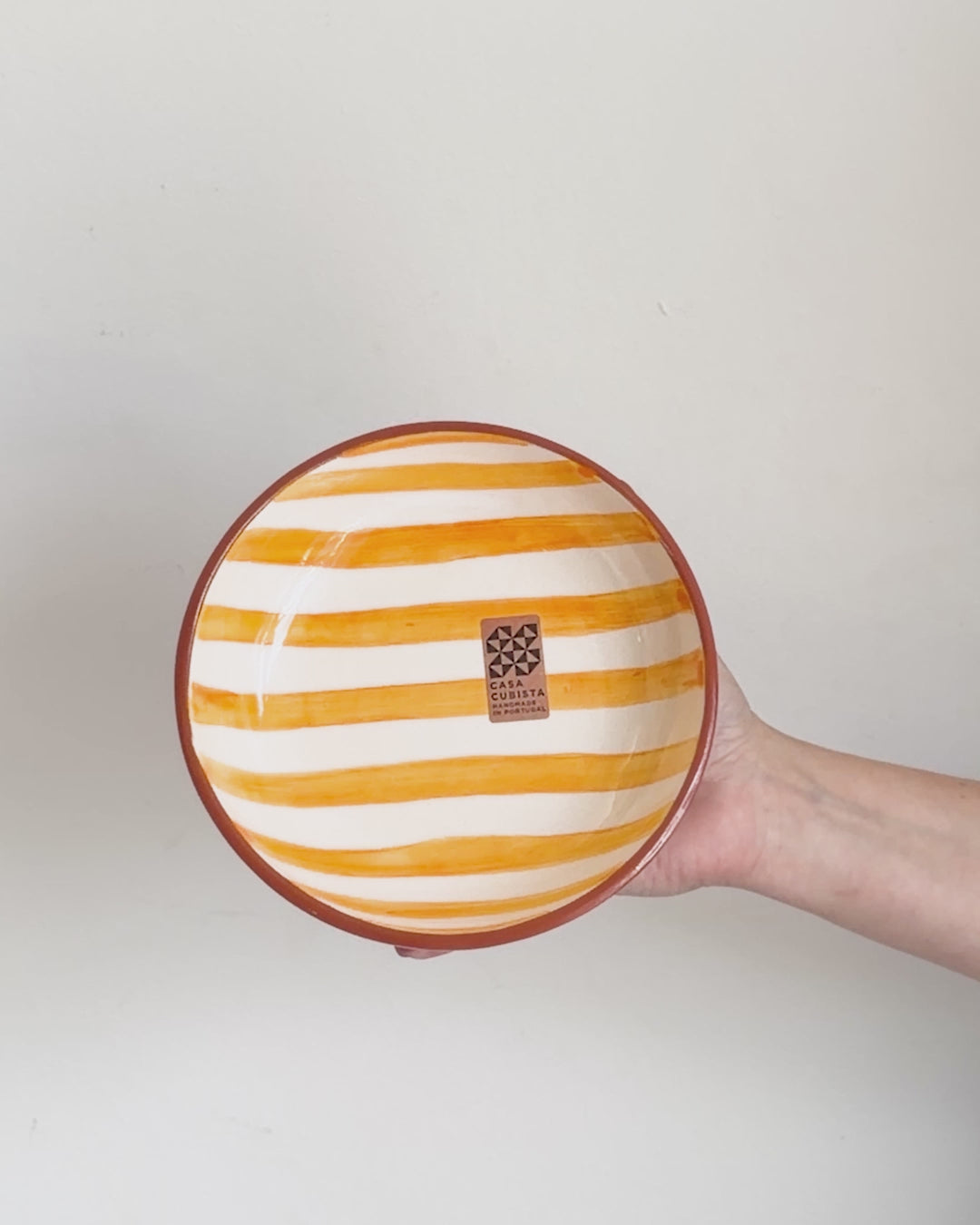 Casa Cubista Bold stripe medium bowl i gul på video - håndlavet keramik fra Portugal