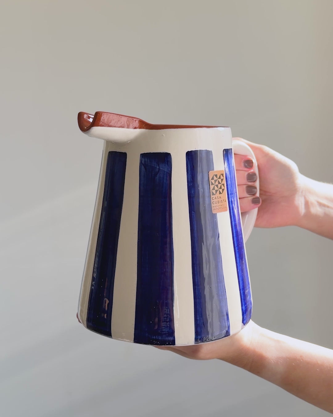 Casa Cubista Bold Stripe blåstribet kande i terracotta, som holdes i hånden - håndlavet keramik fra Portiual