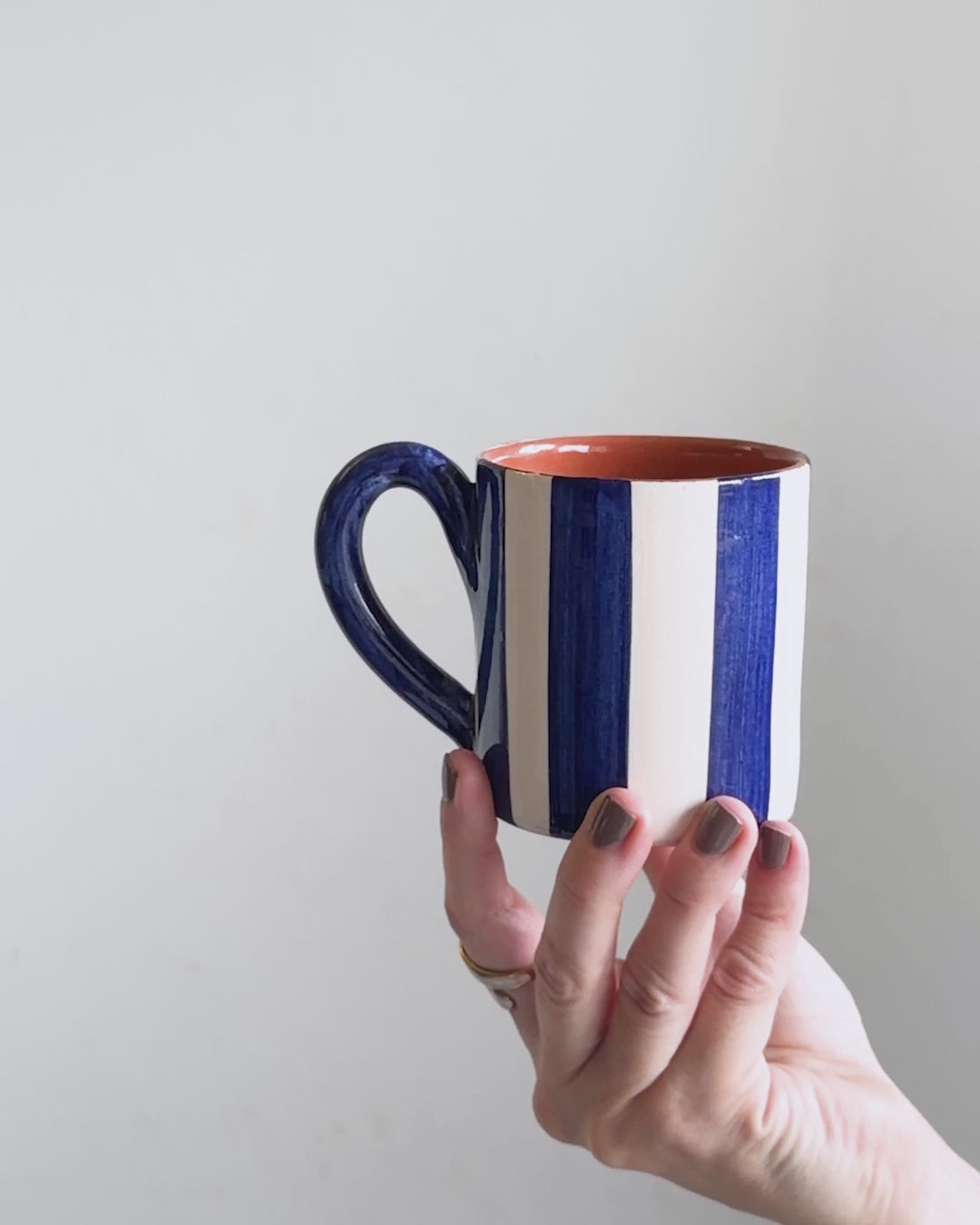 Casa Cubista Bold Stripe krus i blå og hvide striber på video - håndmalet terracotta fra Portugal