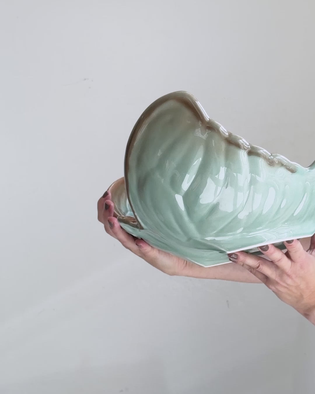 Blåt sommerfuglefad fra Cloudy Butterflies kollektionen fra Bordallo Pinheiro x Claudia Schiffer på video - håndlavet keramik fra Portugal