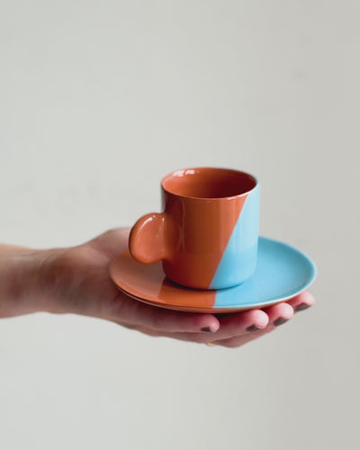 Casa Cubista Dipped espressokop i brun og aqua vist frem på en hånd - håndlavet terracotta fra Portugal
