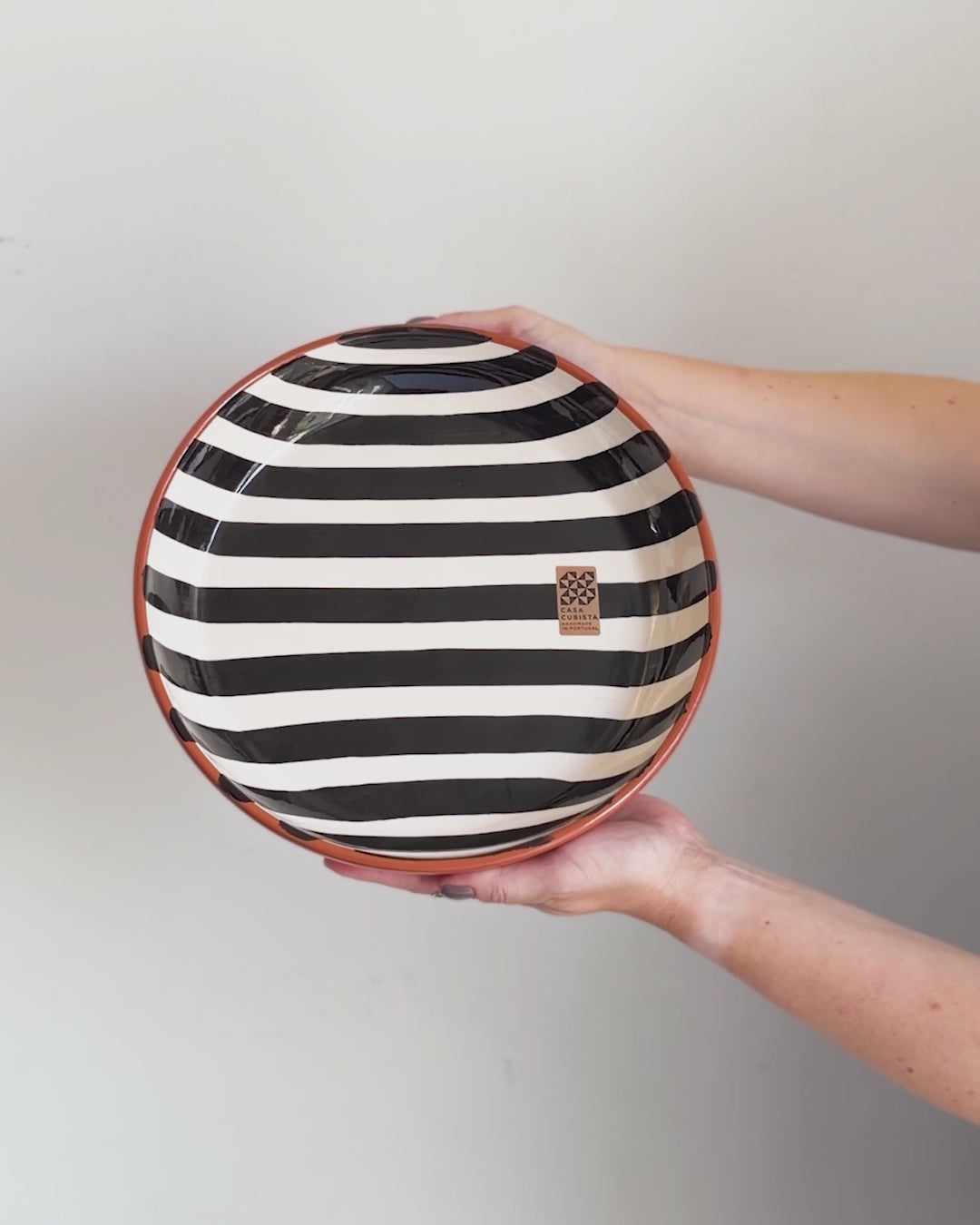 Casa Cubista Bold Stripe stor serveringsskål med sorte striber og citroner på video - håndlavet keramik fra Portugal