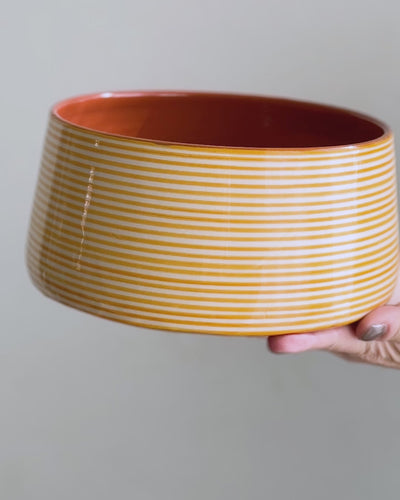 Casa Cubista Classic Stripe Tapered skål i gul og hvid på video - håndmalet terracotta fra Portugal