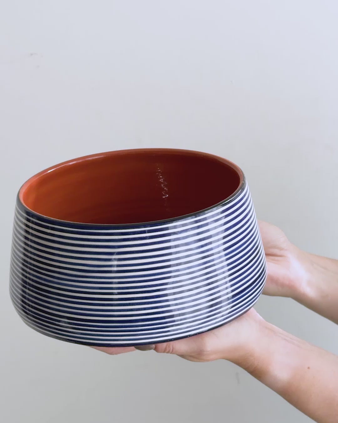 Casa Cubista Classic stripe skål med blå striber på video - keramik fra Portugal