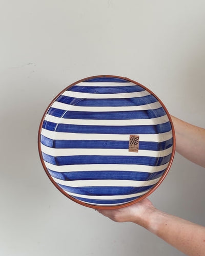Casa Cubista Bold Stripe stor serveringsskål med brede blå og hvide striber - håndlavet keramik fra Portugal