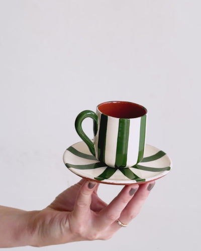 Casa Cubista Vertical Stripe espressokop med underskål i hvide og grønne striber på video - håndlavet terracotta fra Portugal