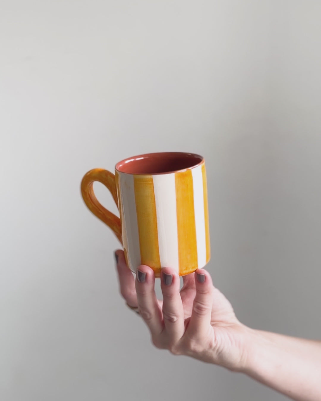 Casa Cubista Bold Stripe krus med gule og hvide striber på video - håndlavet og håndmalet terracotta fra Portugal