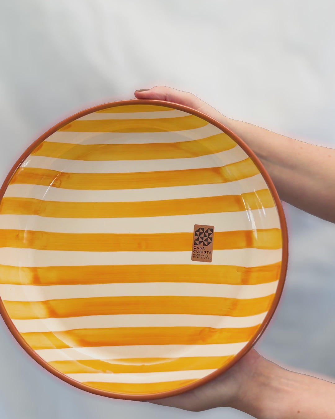Casa Cubista Bold Stripe stor serveringsskål i gul og hvid - håndlavet keramik fra Portugal