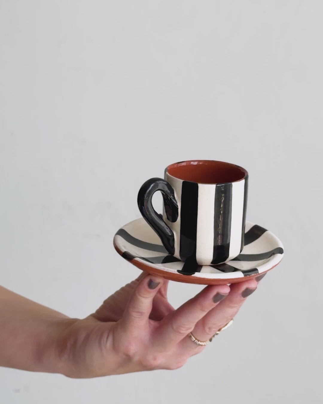 Casa Cubista Vertical stripe sort espressokop med underskål på video - håndlavet terracotta fra Portugal