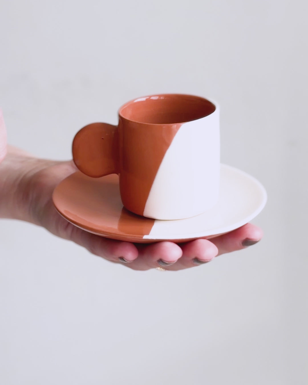 Casa Cubista Dipped espressokop med underskål i brun og hvid på video - håndmalet keramik fra Portugal