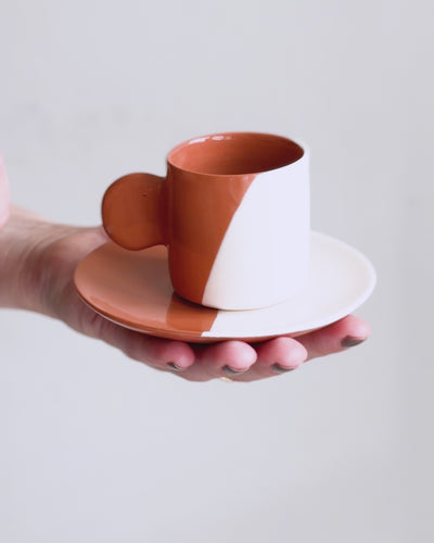 Casa Cubista Dipped espressokop med underskål i brun og hvid på video - håndmalet keramik fra Portugal