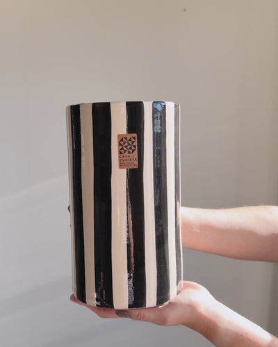 Casa Cubista Bold Stripe vase i sort, håndlavet og håndmalet terracotta fra Portugal - holdt i hænder på video