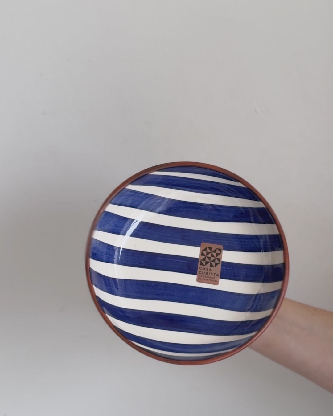 Casa Cubista Bold Stripe medium bowl blue på video - håndlavet og håndmalet terracotta fra Portugal 
