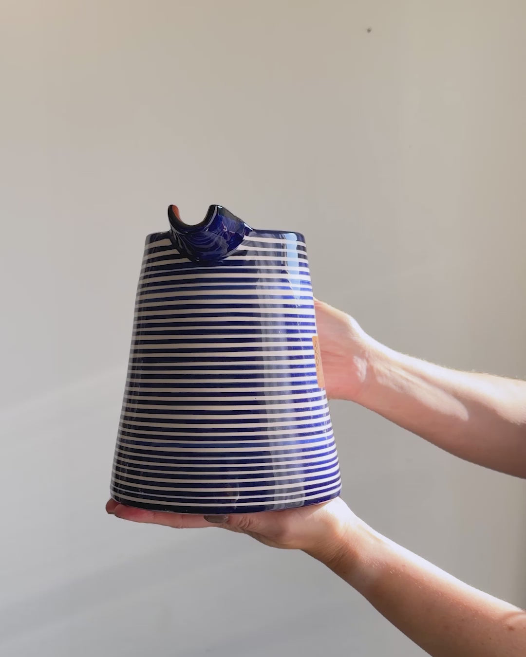 Casa Cubista Classic Stripe blåstribet kande i terracotta hold i hænder - håndlavet keramik fra Portugal