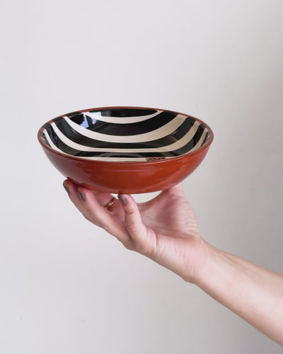 Casa Cubista medium bowl black på video - håndlavet og håndmalet terracotta fra Portugal