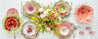 Bordallo Pinheiro Maria Flor lyserød dahliatallerken på opdækket bord samlet kollektion