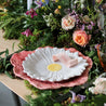 Bordallo Pinheiro Maria Flor hvid maguerittallerken på lyserød dahliatallerken