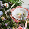 Bordallo Pinheiro Maria Flor hvid maguerittallerken på lyserød dahliatallerken med blomster