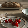 Casa Alegre Rustic Blend hvidt ovalt medium fad med brød på bord