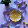Gul Casa Cubista Ray skål med påskeæg på lilla silkebånd lilla baggrund