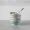Fire turkise Costa Nova Latte Bowl keramikskåle med granola på gråt bord