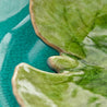 Costa Nova grøn åkandetallerken close up på turkis tallerken